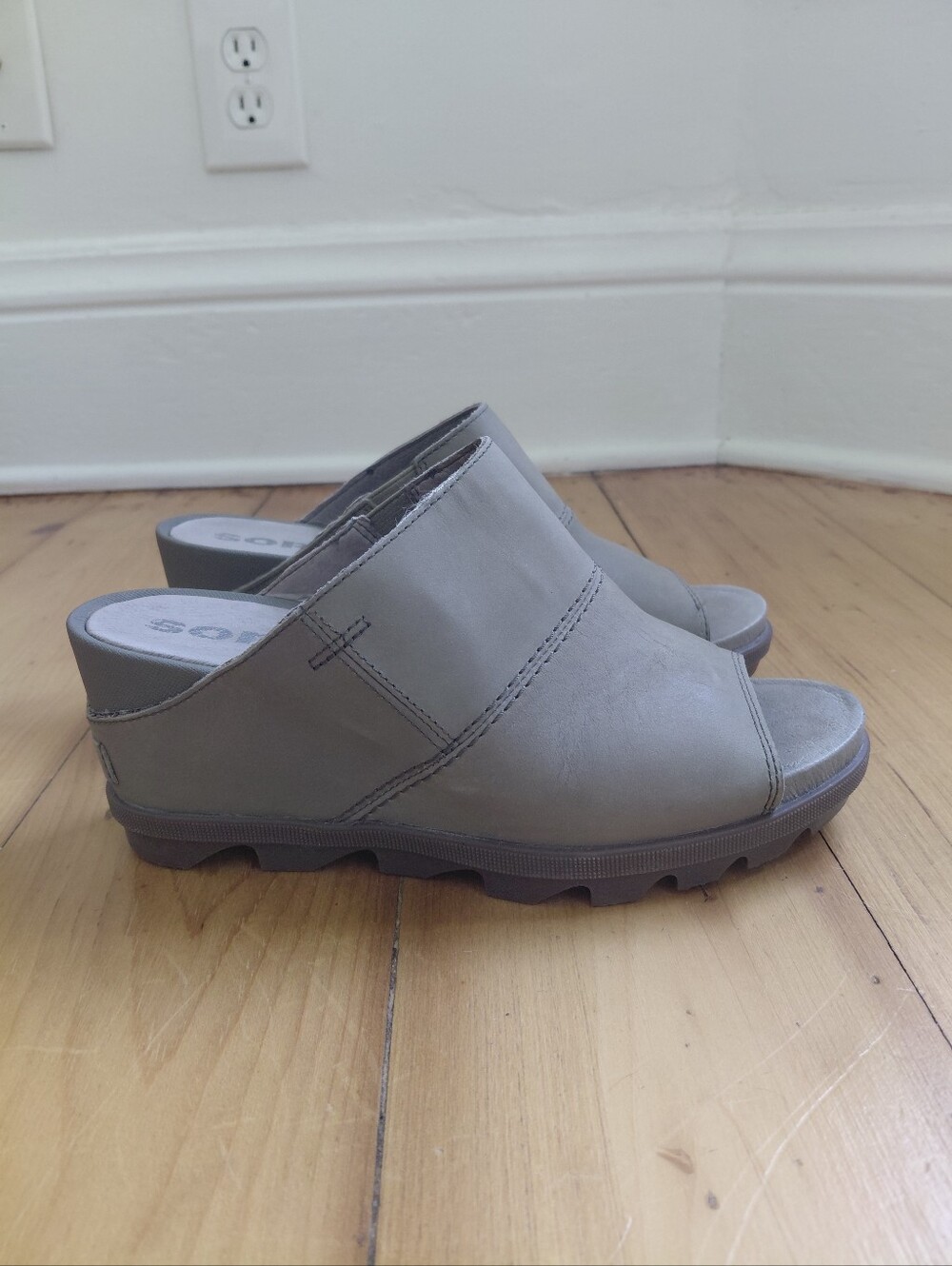 Sorel Joanie II Leather Slip On Wedge Lug Sole Open Toe Slide 9 Sandal Mules - Picture 3 of 11